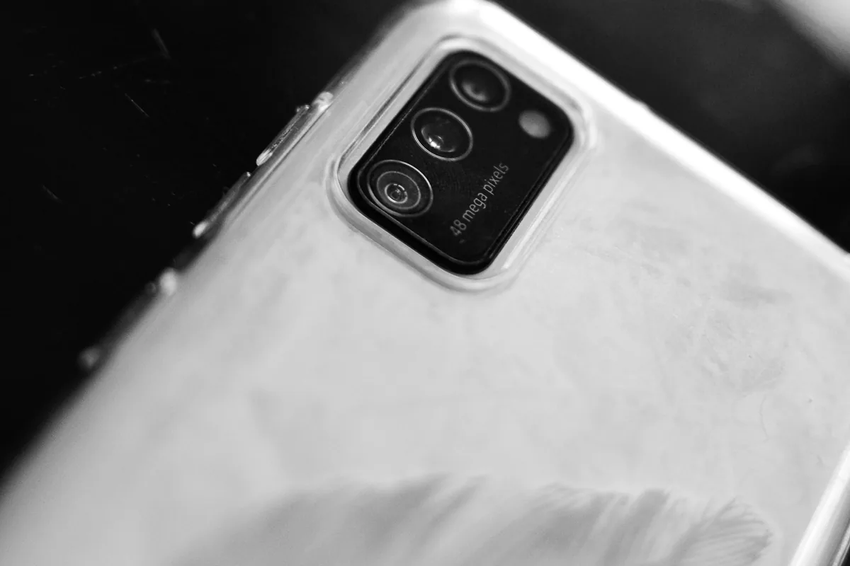 Schwarzwei&szlig;aufnahme der R&uuml;ckseite eines Smartphones mit Kameramodul